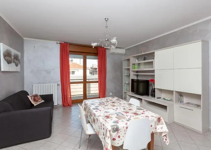 Comfy Cozy Apartment Close To Metro