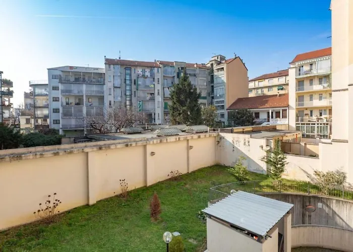 Comfy Cozy Apartment Close To Metro