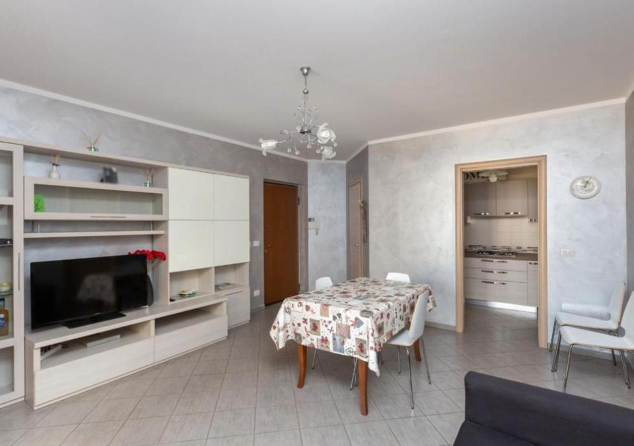 Apartment Comfy Cozy Close To Metro