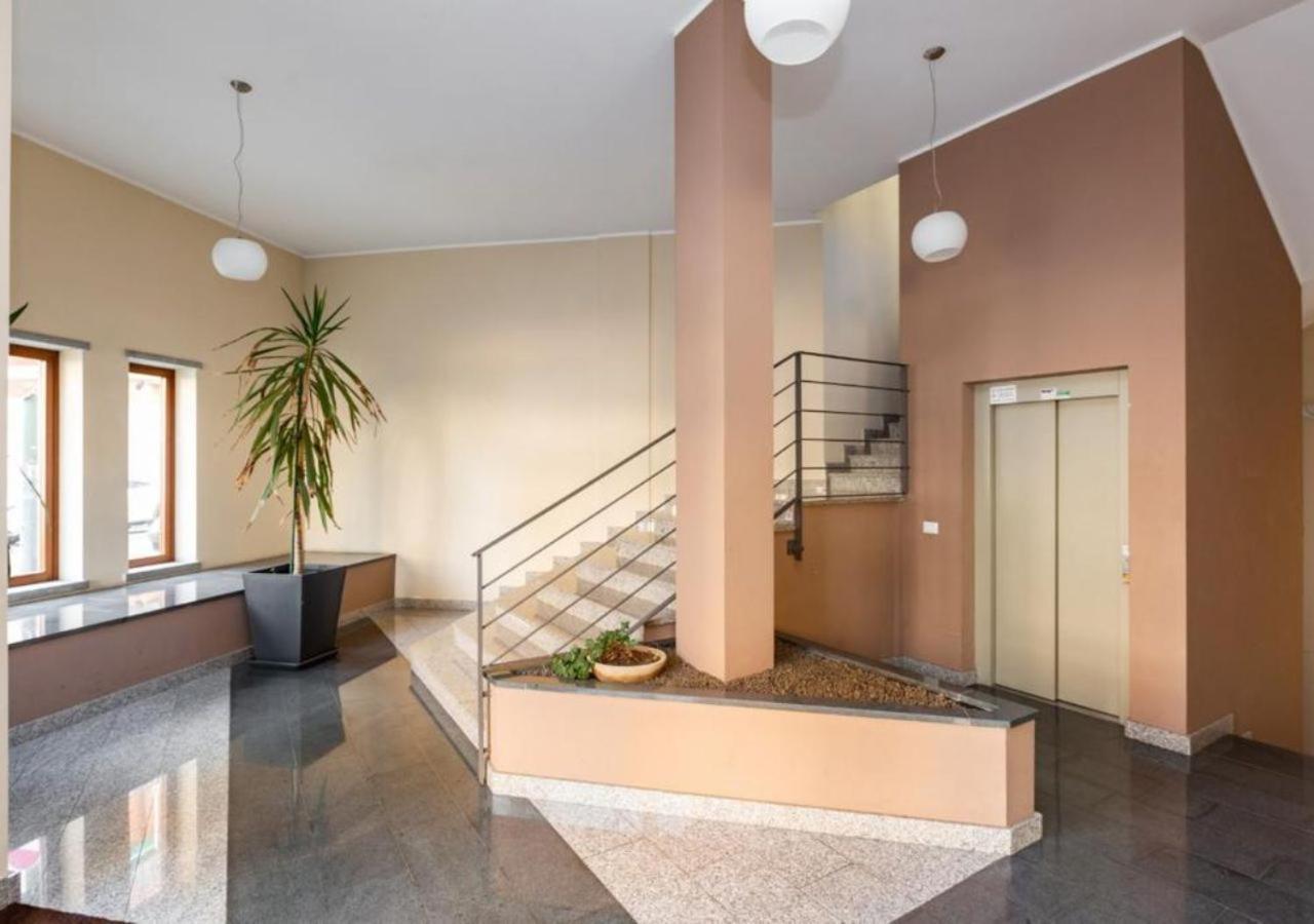 Comfy Cozy Close To Metro Apartment