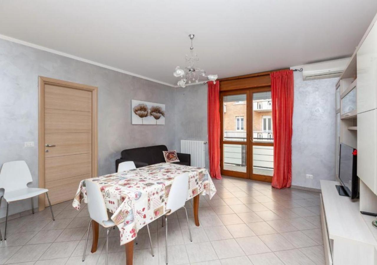 Comfy Cozy Close To Metro Apartment